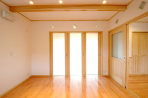 リビングよりダイニング側 間仕切りを閉めたところ